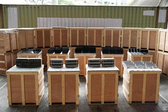 Hong Kong Customs on March 27 detected a suspected smuggling case involving an outgoing container truck at the Man Kam To Control Point and seized about 510 000 suspected smuggled electronic products and electronic parts with a total estimated market value of about $30 million. Photo shows the suspected smuggled goods seized.