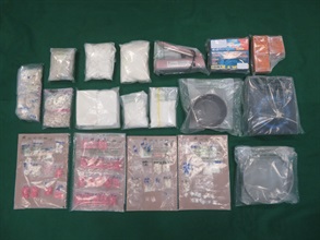 香港海關昨日（四月七日）在啟德檢獲約三公斤懷疑可卡因、約二點一公斤懷疑氯胺酮及約一點六公斤懷疑霹靂可卡因，估計市值共約六百一十萬元，並拘捕兩名男子。圖示檢獲的懷疑毒品和製毒及包裝工具。