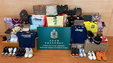 Hong Kong Customs conducted a four-week joint operation with Mainland and Macao Customs from April 19 to yesterday (May 17) to combat cross-boundary counterfeiting activities among the three places and with goods destined for overseas countries. During the operation, Hong Kong Customs seized about 28 000 items of suspected counterfeit goods with an estimated market value of about $2.9 million. Photo shows some of the suspected counterfeit goods seized.