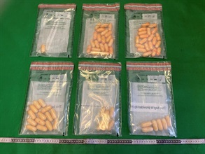 Hong Kong Customs yesterday (April 9) detected a dangerous drugs internal concealment case involving an incoming passenger at Hong Kong International Airport and seized about 1 kilogram of suspected cocaine with an estimated market value of about $900,000. Photo shows the suspected cocaine seized.