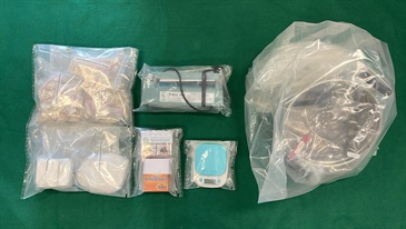 香港海关昨晚（四月十日）在屯门检获约一点一五公斤怀疑霹雳可卡因及约一点一公斤怀疑可卡因，估计市值共约二百一十万元。图示检获的怀疑毒品和怀疑制毒及包装工具。