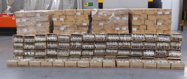 A chain retailing group was convicted and fined $35,000 today (April 12) at the Kowloon City Magistrates' Courts for supplying and being in possession of bagged seaweed roll rice crackers to which a false trade description had been applied for the purpose of trade, in contravention of the Trade Descriptions Ordinance. Photo shows the bagged seaweed roll rice crackers concerned.