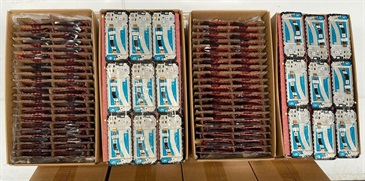 Hong Kong Customs yesterday (April 13) mounted an anti-smuggling operation at the Lok Ma Chau Control Point and detected a suspected smuggling case involving a cross-boundary container truck. About 200 000 suspected smuggled mobile phone parts with an estimated market value of about $6 million were seized. Photo shows some of the suspected smuggled mobile phone display screens seized.