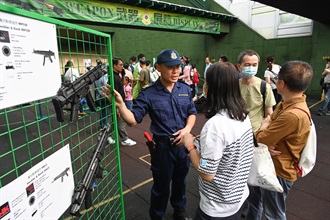 市民今日（四月十五日）於香港海關學院舉辦的開放日參觀室外靶場。