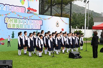 屯門兒童合唱團今日（四月十五日）在香港海關學院開放日中表演。