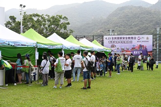 市民今日（四月十五日）参加香港海关学院开放日的摊位游戏。