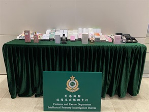 香港海關今日（四月十九日）在全港多區採取特別行動，打擊售賣冒牌物品活動，檢獲約二千件懷疑冒牌物品，估計市值約二十四萬元。圖示部分檢獲的懷疑冒牌香水。