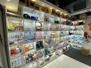 Hong Kong Customs today (April 19) conducted a special operation in various districts across the territory to combat the sale of counterfeit goods and seized about 2,000 items of suspected counterfeit goods with an estimated market value of about $240,000. Photo shows one of the retail shops that sell suspected counterfeit goods raided by Customs officers.