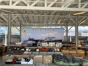 Hong Kong Customs yesterday (May 14) conducted an anti-smuggling operation and detected a suspected smuggling case using a fishing vessel and a speedboat in the waters off Hong Kong International Airport. A large batch of suspected smuggled goods, including electronic products, high-value food and cosmetics, with an estimated market value of about $50 million in total was seized. This is the largest smuggling case detected by Customs so far this year. Photo shows the suspected smuggled goods seized.