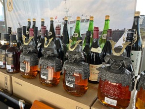 Hong Kong Customs yesterday (May 14) conducted an anti-smuggling operation and detected a suspected smuggling case using a fishing vessel and a speedboat in the waters off Hong Kong International Airport. A large batch of suspected smuggled goods, including electronic products, high-value food and cosmetics, with an estimated market value of about $50 million in total was seized. This is the largest smuggling case detected by Customs so far this year. Photo shows some of the suspected smuggled goods seized.