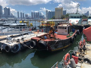 Hong Kong Customs yesterday (May 14) conducted an anti-smuggling operation and detected a suspected smuggling case using a fishing vessel and a speedboat in the waters off Hong Kong International Airport. A large batch of suspected smuggled goods, including electronic products, high-value food and cosmetics, with an estimated market value of about $50 million in total was seized. This is the largest smuggling case detected by Customs so far this year. Photo shows a fishing vessel suspected to be connected with the case.