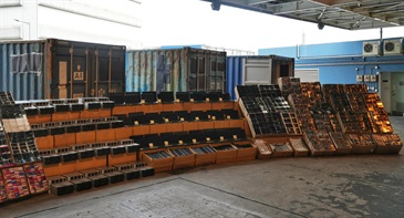 Hong Kong Customs on April 22 mounted an anti-smuggling operation in the western waters of Hong Kong and detected a suspected case of using a river trade vessel to smuggle goods in the waters off Black Point. About 1.68 million suspected smuggled electronic products and electronic parts with a total estimated market value of about $18 million were seized. Photo shows some of the suspected smuggled goods seized.