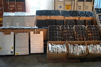 Hong Kong Customs on April 22 mounted an anti-smuggling operation in the western waters of Hong Kong and detected a suspected case of using a river trade vessel to smuggle goods in the waters off Black Point. About 1.68 million suspected smuggled electronic products and electronic parts with a total estimated market value of about $18 million were seized. Photo shows some of the suspected smuggled integrated circuits seized.