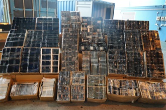 Hong Kong Customs on April 22 mounted an anti-smuggling operation in the western waters of Hong Kong and detected a suspected case of using a river trade vessel to smuggle goods in the waters off Black Point. About 1.68 million suspected smuggled electronic products and electronic parts with a total estimated market value of about $18 million were seized. Photo shows some of the suspected smuggled mobile phone parts and computer parts seized.