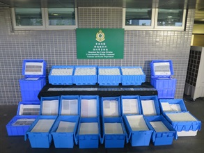 Hong Kong Customs yesterday (April 27) detected a suspected smuggling case at the Shenzhen Bay Control Point and seized a batch of suspected smuggled goods and a batch of frozen meat without a relevant health certificate or written permission. The total estimated market value of the seizures was about $10 million. Photo shows the suspected smuggled smartphones seized.