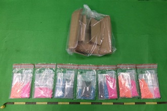 香港海關五月八日在香港國際機場檢獲約一點九公斤懷疑搖頭丸，估計市值約三十一萬元，昨日（五月十三日）拘捕一名女子。圖示檢獲的紙箱及懷疑搖頭丸。