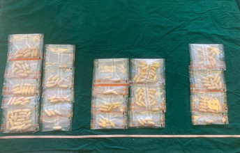 香港海關過去兩日（五月八日和九日）在香港國際機場偵破一宗涉及三名入境旅客的體內藏毒案件，檢獲約一點六公斤懷疑可卡因，估計市值約一百三十萬元。圖示檢獲的懷疑可卡因。