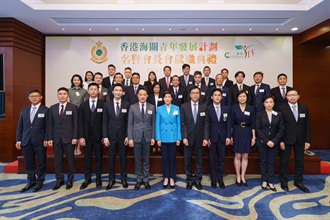 Hong Kong Customs today (May 11) held the inaugural ceremony of the "Customs YES" Honorary Presidents' Association (CYHPA) at the Customs Headquarters Building. Photo shows the directorates of Customs and members of the CYHPA.