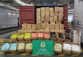 香港海關五月十日在葵涌海關大樓驗貨場檢獲約二十公噸懷疑帽柱木鹼，估計市值約五千四百萬元。圖示檢獲的懷疑帽柱木鹼。