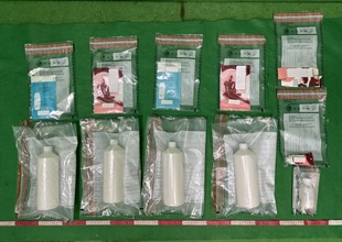 香港海關五月十二日在香港國際機場檢獲約一點八公斤懷疑液態可卡因，估計市值約一百四十萬元。圖示檢獲的懷疑可卡因。