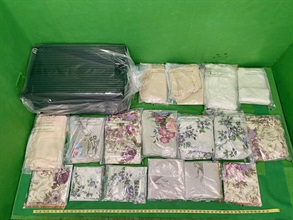 香港海关昨日（五月十四日）在香港国际机场检获约十公斤怀疑液态可卡因，估计市值约八百万元。图示渗有怀疑液态可卡因的床单和用作收藏该些床单的行李箱。