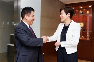The Commissioner of Customs and Excise, Ms Louise Ho (right), today (May 18) met the Mayor of the Zhuhai Municipal Government, Mr Huang Zhihao (left), to exchange views on pressing ahead with the development of the new trade corridor of the Hong Kong-Zhuhai-Macao Bridge in the Customs Headquarters Building.