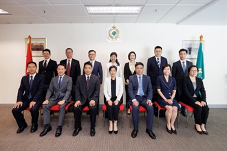香港海关关长何珮珊今日（五月十八日）在香港海关总部大楼与珠海市市长黄志豪会面。图示何珮珊（前排中）与黄志豪（前排左三）及代表团成员合照。