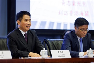 香港海关关长何珮珊今日（五月十八日）在香港海关总部大楼与珠海市市长黄志豪会面。图示黄志豪（左）于会议上发言。