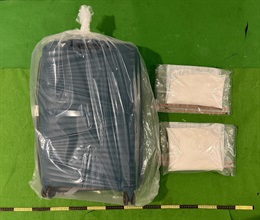 香港海关五月二十日在香港国际机场检获约三公斤怀疑可卡因，估计市值约二百四十万。图示检获的怀疑可卡因。