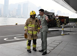 香港海关及消防处今日（五月三十日）下午在海运码头联合举行代号「把关者II」的反恐演习。图示海关人员向接报到场的消防处人员讲述事件经过。