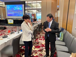 The Commissioner of Customs and Excise, Ms Louise Ho (left), from May 28 to 31, led a delegation to attend the 24th World Customs Organization (WCO) Asia/Pacific Regional Heads of Customs Administrations Conference in Perth, Australia. Photo shows Ms Ho exchanging views with the WCO Secretary-General, Dr Kunio Mikuriya (right).