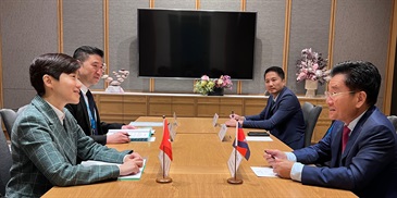 The Commissioner of Customs and Excise, Ms Louise Ho (first left), from May 28 to 31, led a delegation to attend the 24th World Customs Organization Asia/Pacific Regional Heads of Customs Administrations Conference in Perth, Australia. Photo shows Ms Ho meeting with the Director General of the General Department of Customs and Excise of Cambodia, Dr Kun Nhem (first right), during the intersession of the conference.
