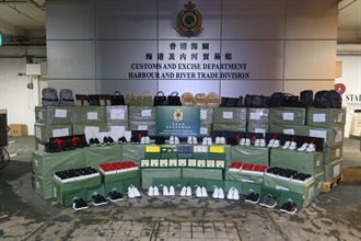 香港海关六月五日在屯门内河船码头海关验货场检获约一万一千件怀疑冒牌货物，估计市值约四百五十万元。图示检获的怀疑冒牌货物。