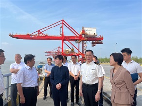 The Commissioner of Customs and Excise, Ms Louise Ho, began her two-day visit to Hunan Province today (June 13). Photo shows Ms Ho (front row, third left); the Secretary of the CPC Yueyang Municipal Committee, Mr Cao Puhua (front row, second left); and the Director General in the Changsha Customs District, Mr Zhu Guangyao (front row, second right), touring the Chenglingji Port in Yueyang.