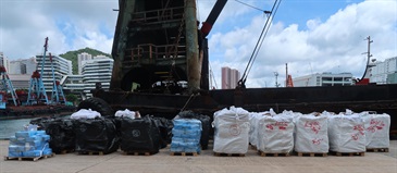 Hong Kong Customs yesterday (June 20) mounted an anti-smuggling operation in the southeast waters of Hong Kong and detected a suspected smuggling case involving a barge. About 37 tonnes of suspected smuggled frozen meat with an estimated market value of about $3.7 million were seized. Photo shows the barge involved in the case and the suspected smuggled frozen meat seized.