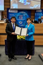 The Commissioner of Customs and Excise, Ms Louise Ho, from June 22 to 24 led a delegation to attend the 141st/142nd Sessions of the Customs Co-operation Council of the World Customs Organization (WCO) in Brussels, Belgium. Ms Ho (right) signed the Memorandum of Understanding with the Secretary General of the WCO, Dr Kunio Mikuriya (left), to confirm the establishment of a WCO Regional Dog Training Centre in Hong Kong during the Sessions.