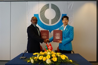 The Commissioner of Customs and Excise, Ms Louise Ho, from June 22 to 24 led a delegation to attend the 141st/142nd Sessions of the Customs Co-operation Council of the World Customs Organization in Brussels, Belgium. Ms Ho (right) signed the Customs Co-operative Arrangement with the Commissioner General of the Maldives Customs Service of the Republic of Maldives, Mr Abdulla Shareef (left), on June 24.
