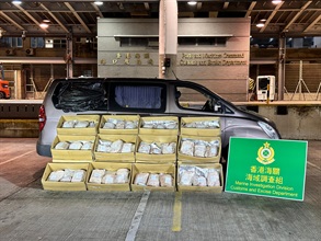 香港海關今日（六月二十八日）凌晨在香港西面水域進行反走私行動，偵破一宗涉嫌利用快艇走私的案件，檢獲一批懷疑走私急凍和牛牛肉，估計市值約一百四十萬元。圖示檢獲的懷疑走私急凍和牛牛肉和懷疑涉案的輕型貨車。