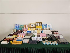 香港海關於六月二十七日至昨日（七月四日），在上水採取特別行動，打擊售賣冒牌物品活動，檢獲約四千五百件懷疑冒牌物品，包括化妝品、護膚品、香水和藥物，估計市值約一百五十萬元。圖示部分檢獲的懷疑冒牌物品。