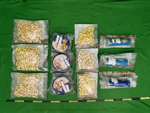 Hong Kong Customs yesterday (July 6) detected an incoming passenger drug trafficking case at Hong Kong International Airport and seized about 6.5 kilograms of suspected cocaine with an estimated market value of about $7 million. Photo shows the suspected cocaine seized and the cookie cans and potato chip cans used to conceal the drugs.