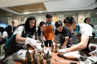 The Commissioner of Customs and Excise, Ms Louise Ho, today (July 10) led 50 members of "Customs YES" to Xian to learn about the national cultural heritage conservation works. Photo shows Ms Ho (second right) and "Customs YES" members taking part in a workshop on the restoration of Qin terracotta figures.