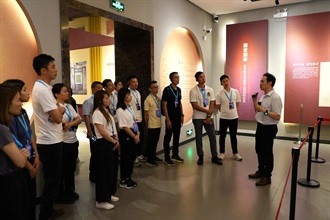 三十名香港海關人員今日（七月十四日）順利完成由國家文物局與香港海關首次合辦的「內地與港澳防止文物非法販運能力建設研修班」。圖示學員參觀陝西考古博物館。