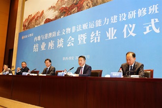 The Deputy Commissioner (Control and Enforcement) of Customs and Excise, Mr Chan Tsz-tat (second right), delivered a speech at the closing ceremony of the "Mainland, Hong Kong and Macao Course on Capacity Building to Prevent Illegal Trafficking of Cultural Heritage", which was jointly organised by the National Cultural Heritage Administration and Hong Kong Customs for the first time. Deputy Administrator of the National Cultural Heritage Administration Mr Xie Bing (centre) also attended the ceremony.