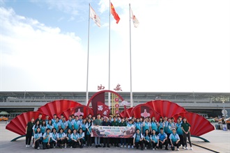 「香港海關青年發展計劃」（「Customs YES」）管理委員會榮譽創會理事長關治平（第一排右九）、副理事長葉冠成（第一排左九）、理事麥騫譽（第一排右八）於七月八日帶領五十名「Customs YES」團員參與為期八天的絲綢之路暑期文化考察團。