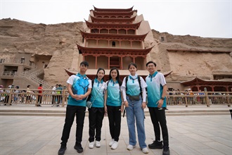 Members of “Customs YES” visited the Mogao Caves to appreciate the murals, sculptures and architecture inside on July 11.