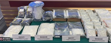 香港海关今年一至六月在香港国际机场重点打击利用空运货物和旅客渠道走私毒品的活动，共侦破六百零四宗毒品案件，并检获约二点三吨怀疑毒品，估计市值约九亿七千万元。图示部分收藏在集运货物和摄录器材内的怀疑氯胺酮。