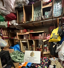 Hong Kong Customs yesterday (July 19) raided a suspected illicit cigarette storage centre in Sham Shui Po and seized about 420 000 suspected illicit cigarettes with an estimated market value of about $1.5 million and a duty potential of about $1 million. Photo shows the suspected illicit cigarette storage centre involved in the case and some of the suspected illicit cigarettes seized.