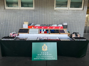 Hong Kong Customs seized about 3 000 items of suspected counterfeit goods and about 670 bottles of suspected smuggled nicotine-containing e-cigarette oil, with a total estimated market value of about $4.3 million, at the Shenzhen Bay Control Point on July 13. Photo shows the suspected counterfeit and smuggled goods seized.