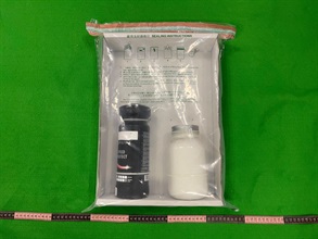 香港海关今年六月和七月在香港国际机场、深圳湾管制站和元朗共破获三宗毒品案件，检获约四十七公斤怀疑液态氯胺酮、约三十三公斤怀疑大麻花和约八公斤怀疑冰毒，估计市值共约三千八百六十万元。图示部分检获的怀疑液态氯胺酮和用作收藏毒品的车蜡瓶。