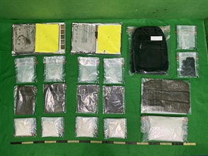 香港海关昨日（七月三十日）在香港国际机场检获约两公斤怀疑可卡因，估计市值约二百二十万元。图示检获的怀疑可卡因及用作收藏毒品的书本和背囊。